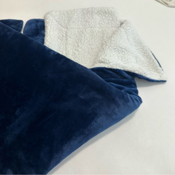 Sochow Navy Fleece and Sherpa Throw Blanket - Picture 3 of 6